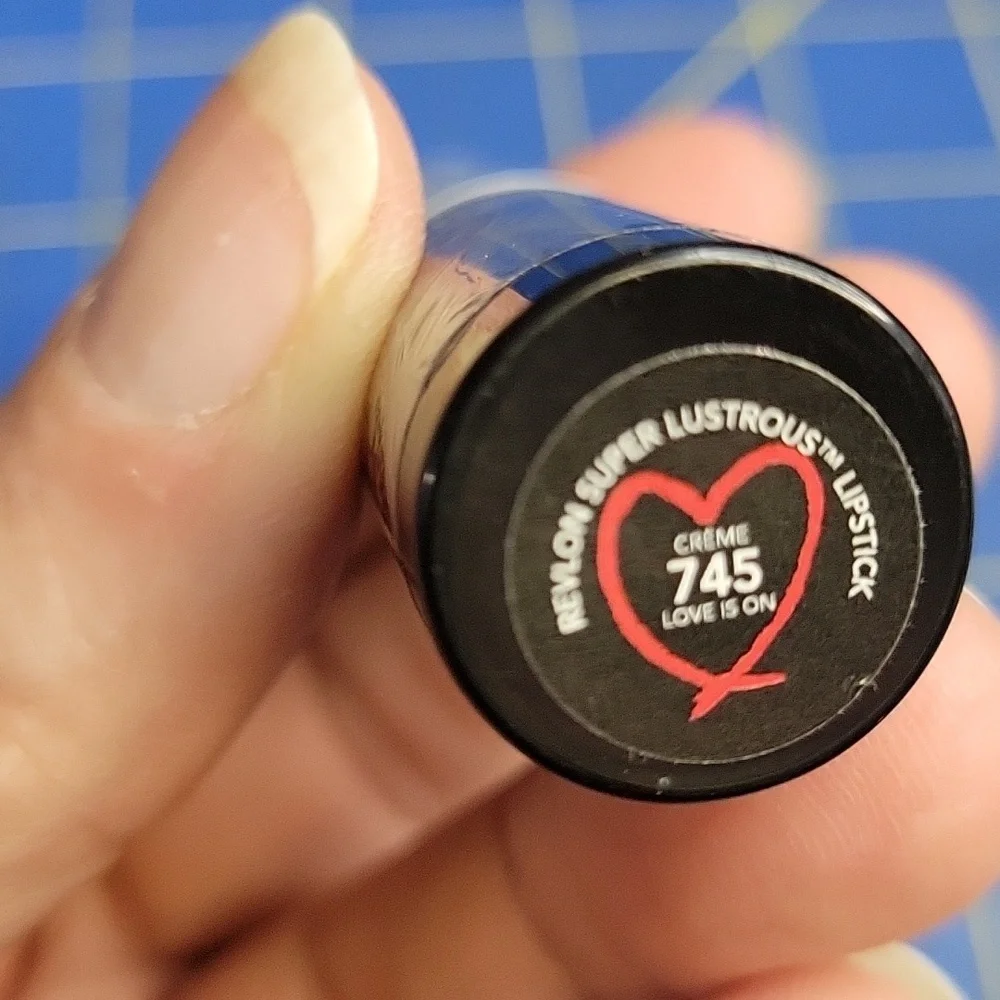 Revlon Super Lustrous Lipstick 4.2g 745 Love Is In The Air NEW